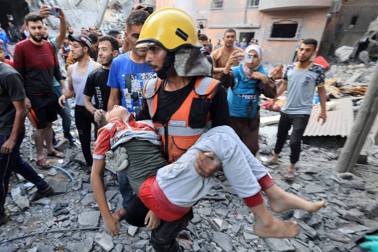 Oficial da Defesa Civil palestina resgata ferido na Faixa de Gaza