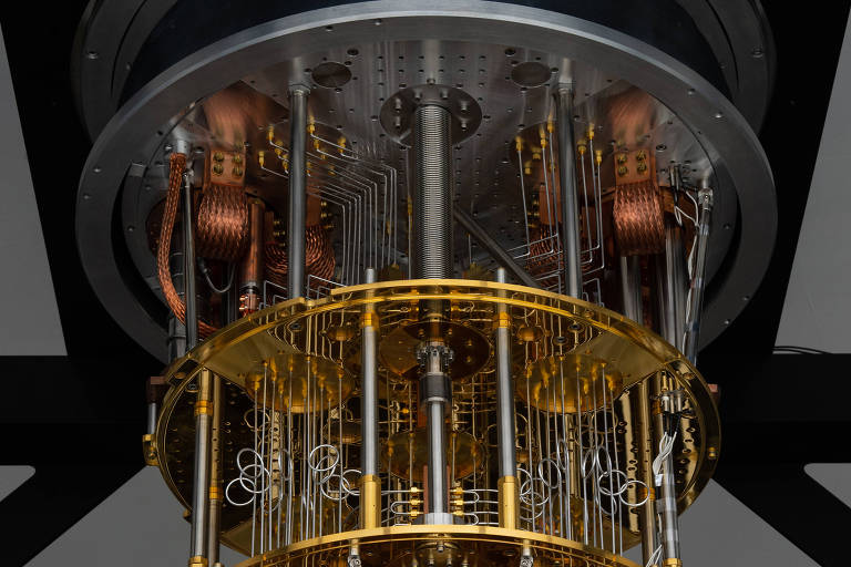 Modelo interno de computador quântico, tem placas cobre e milhares de linhas com fio de prata