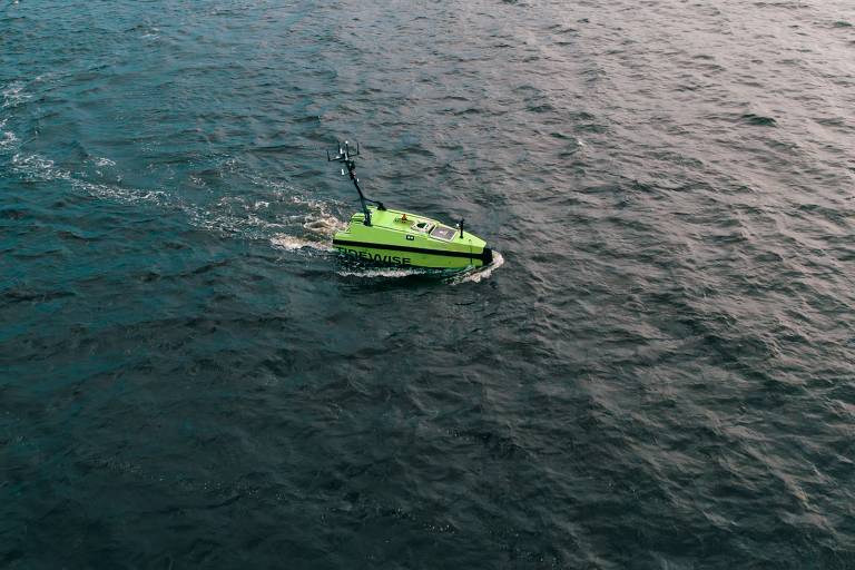 Barco pequeno verde no meio do oceano. Ele possui antenas 