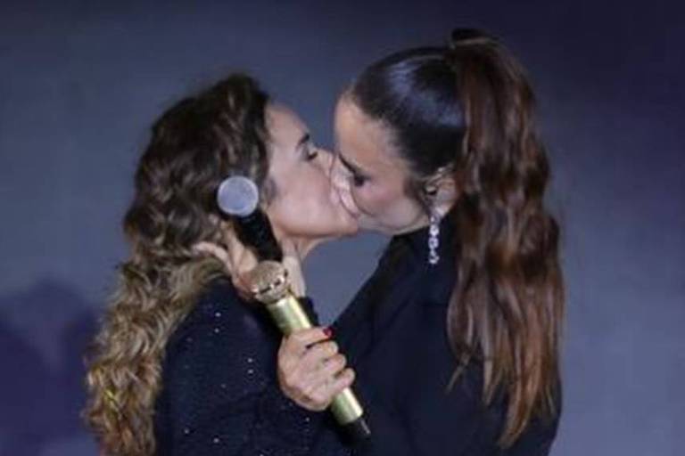 Daniela Mercury dá beijo em Ivete Sangalo
