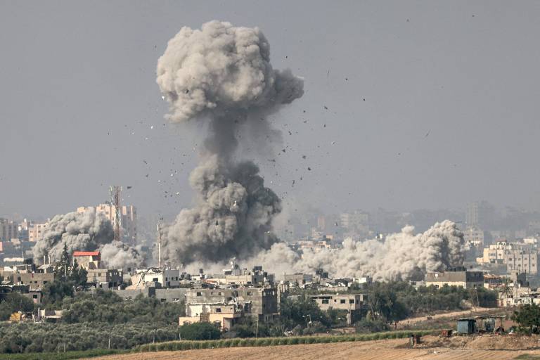 Explosão de míssil israelense contra alvo em Gaza levanta nuvem de detritos e poeira nesta segunda (23)