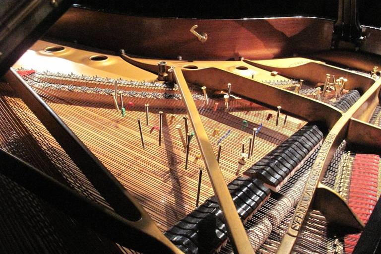 Em foto colorida, o piano preparado com parafusos, porcas e peças de plástico para o concerto 'Sonatas e Interlúdios Para Piano Preparado', de John Cage 