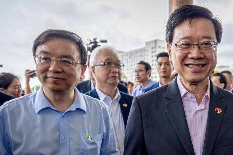 O fundador da BYD, Wang Chuanfu, com o diretor executivo de Hong Kong, John Lee Ka-Chiu, na sede da empresa, em Shenzhen.
