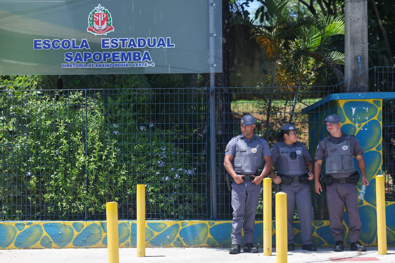 Policiais fazem a segurança da Escola Estadual Sapopemba, local do ataque realizado nesta segunda-feira (23)