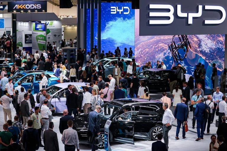 Visitantes observam carros elétricos da marca chinesa BYD no salão internacional do automóvel IAA Mobility 2023, dia 6 de septiembre de 2023 em Munique (Alemanha)
