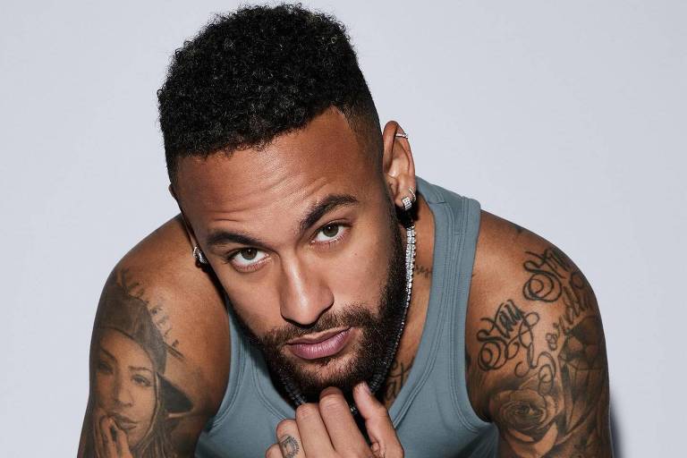 De cueca, Neymar estrela campanha da marca de Kim Kardashian