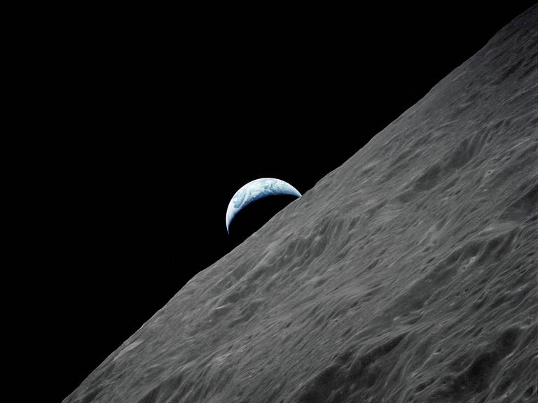 Terra é vista através da superfície lunar em foto tirada pela missão Apollo 17, em 1972