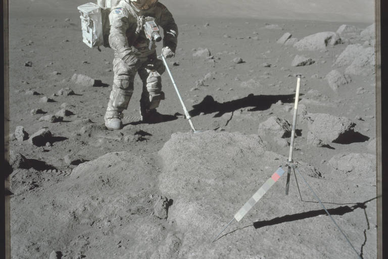 O astronauta Harrison Schmitt, piloto do módulo lunar da Apollo 17, usa uma pá de amostragem ajustável para recuperar amostras lunares durante a segunda atividade fora da espaçonave, em 1972
