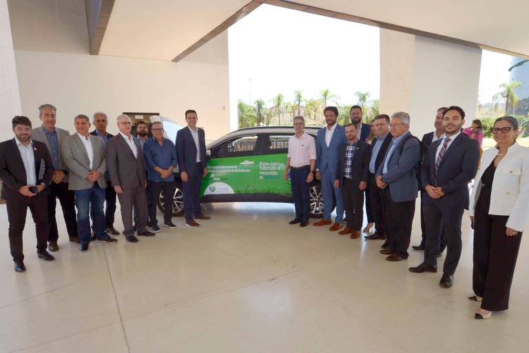 A foto mostra o governador de Minas Gerais, Romeu Zema (Novo), ao lado de empresários do setor sucroenergético. Ao fundo há um veículo movido há biocombustível.