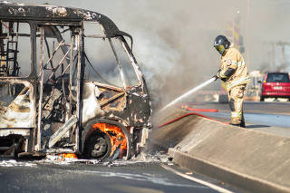 Ônibus são incendiados no Rio de Janeiro após morte de miliciano