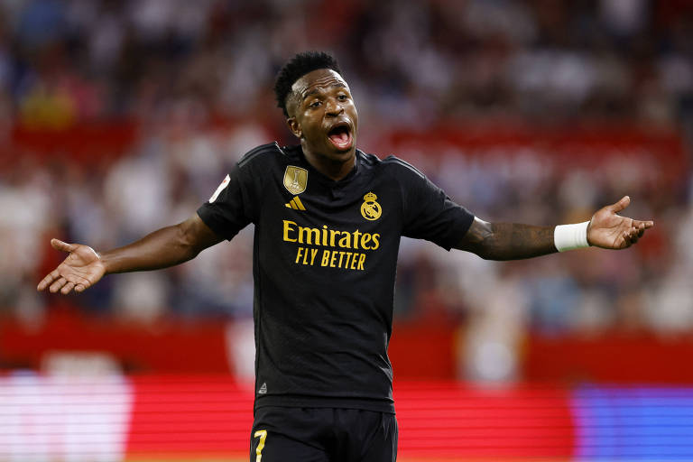 Vinicius Junior durante partida do Real Madrid contra o Sevilla pelo campeonato espanhol no estádio Ramon Sanchez Pizjuan, em Sevilha