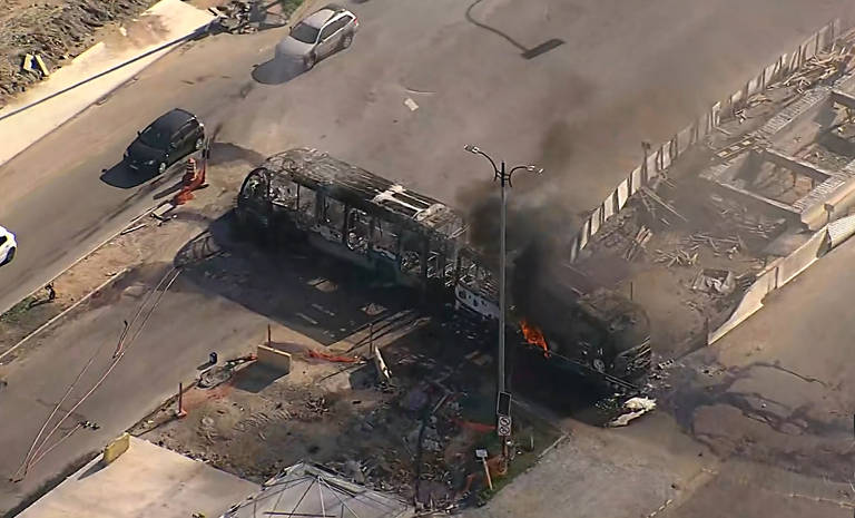 Segundo a Rio Ônibus, esse é o dia com mais ônibus incendiados da história da cidade. Dos 35 coletivos destruídos, 30 são municipais e cinco são 5 BRTs (os veículos articulados usados em corredores expressos)