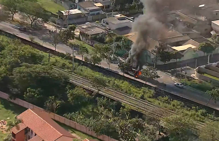 A Supervia (concessionária responsável pelas linhas de trem) também confirmou o ataque na estação Tancredo Neves, entre os bairros de Paciência e Santa Cruz, na zona oeste