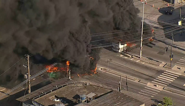 A avenida Brasil, uma das principais vias da capital fluminense, também chegou a ser fechada, mas já foi reaberta