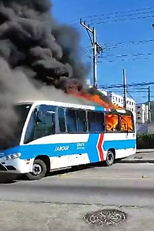 Doze pessoas foram presas suspeitas de atearem fogo nos ônibus. O governador Cláudio castro (PL) disse que os responsáveis pelos ataques vão responder pelo crime de terrorismo