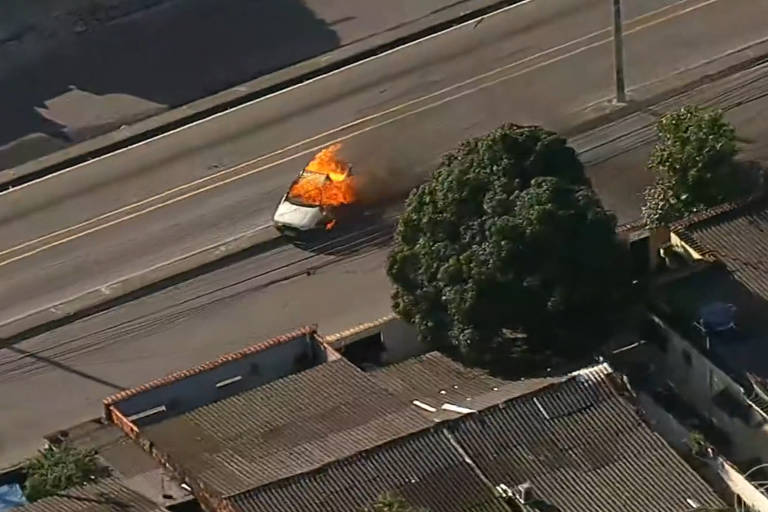 Além dos ônibus, trem e estações, um carro de passeio também foi incendiado no meio de uma avenida da zona oeste