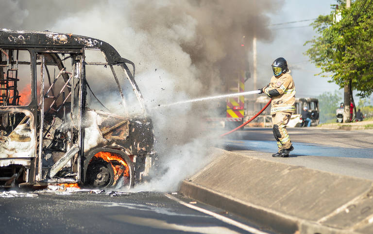 O Corpo de Bombeiros teve muito trabalho para conter os incêndios pela cidade; mas a maioria teve perda total, bloqueando o trânsito