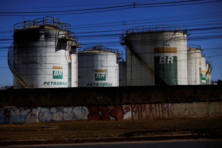 Tanques gigantes com o logo da Petrobras estampado