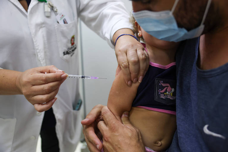 Vacinação contra Covid nas escolas é aprovada por 83% dos pais, diz estudo