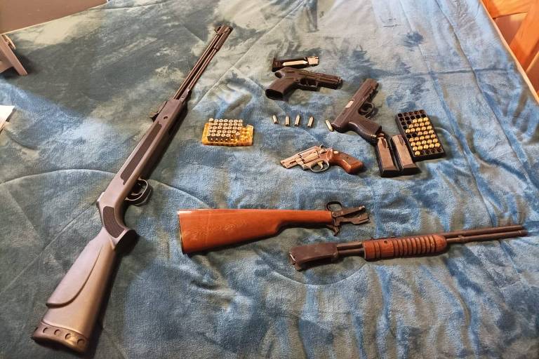 Armas e munições sobre um colchão