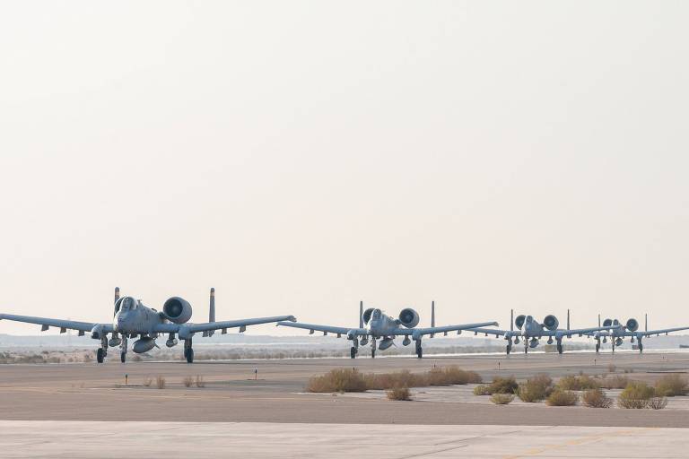 Aviões de ataque A-10 chegam a base não divulgada pela Força Aérea dos EUA no Oriente Médio

