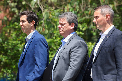SÃO PAULO, SP - 23.10.2023 - O governador Tarcisio de Freitas ao lado do secretário de educação, Renato Feder. Um ataque com arma de fogo deixou uma aluna morta e duas pessoas feridas na Escola Estadual Sapopemba, no Jardim Sapopemba, na zona leste de São Paulo, na manhã desta segunda (23).  De acordo com informações preliminares da Polícia Militar, por volta das 7h30, uma pessoa entrou no colégio e efetuou diversos disparos. (Foto: Danilo Verpa/Folhapress, COTIDIANO) ORG XMIT: 605308