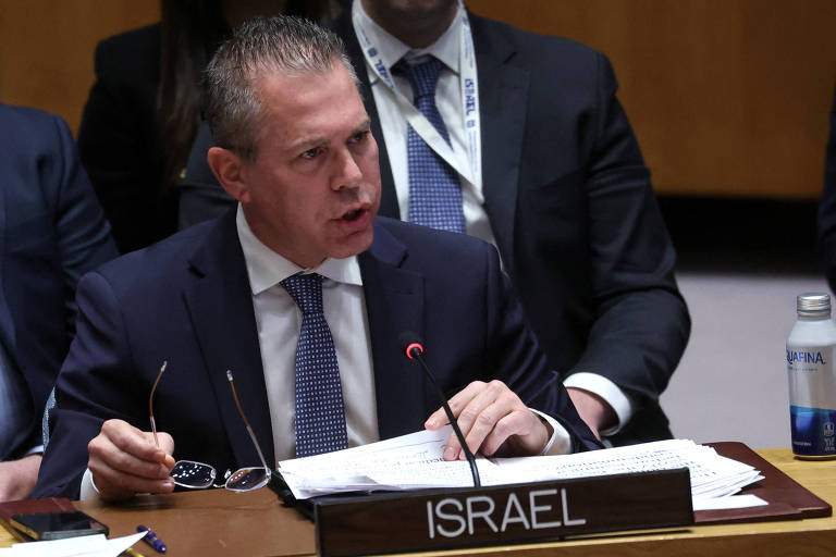 O embaixador de Israel nas Nações Unidas, Gilad Erdan, discursa ao Conselho de Segurança da ONU durante uma reunião sobre o conflito entre Israel e o Hamas