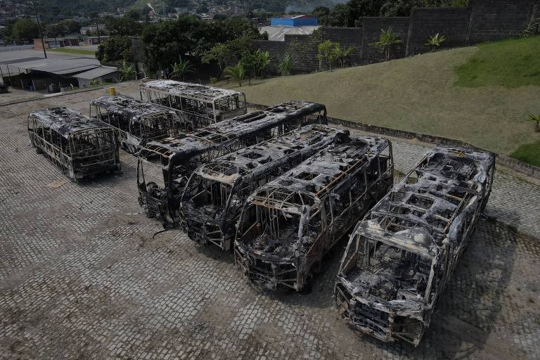 Passageiros enfrentam BRTs lotados no Rio um dia após incêndio de 35 ônibus