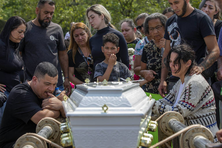 Aluna morta em ataque a escola de Sapopemba é enterrada sob consternação em Santo André