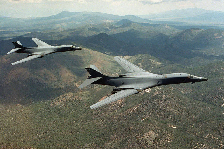 Dois bombardeiros estratégicos americanos B-1B durante voo nos EUA, em foto sem data
