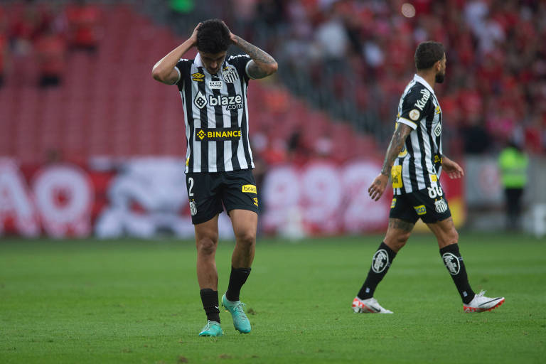 Zagueiro João Basso, do Santos, lamenta gol marcado pelo Internacional em goleada de 7 a 1 no estádio Beira-Rio, em Porto Alegre