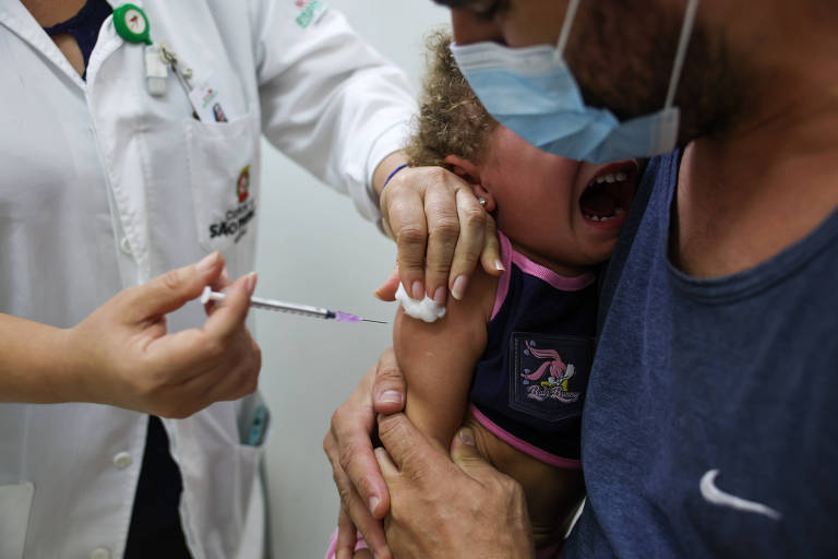 Maythe, 2, recebe a vacina Pfizer baby contra a Covid-19 na UBS Cambuci, região central de são Paulo