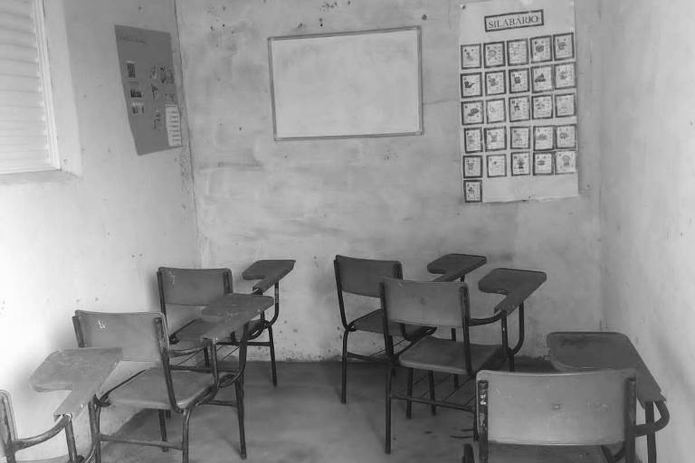 Sala de aula de EJA  improvisada na zona rural de Maravilha (AL). A média de alunos por turma na cidade é de 43 alunos por sala
