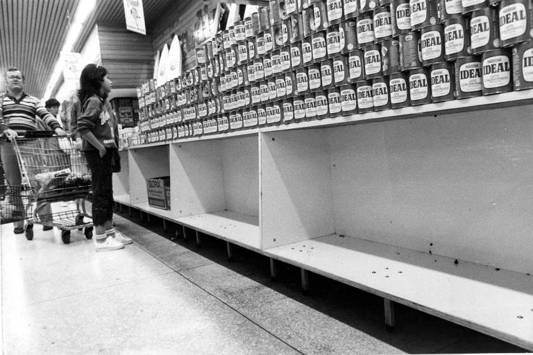 Prateleiras vazias em supermercado de SP durante o Plano Cruzado
