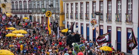 Pode colocar: Milhares de pessoas ocupam as ruas da barroca Ouro Preto durante os dias de folia