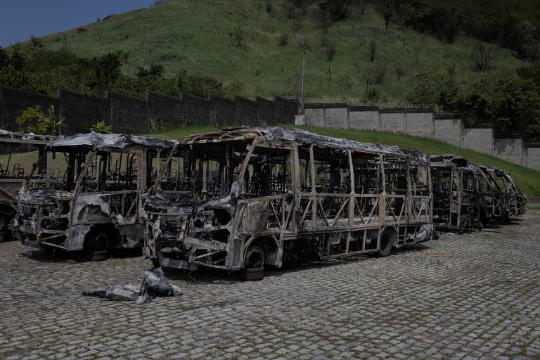  Carcaças de ônibus queimados na zona oeste do Rio de Janeiro