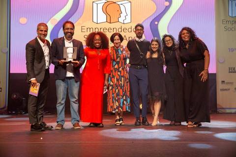 Robson Melo, vencedor do Prêmio Empreendedor Social 2023, na categoria Inovações para o Século 21, recebe o troféu no Teatro Porto Seguro