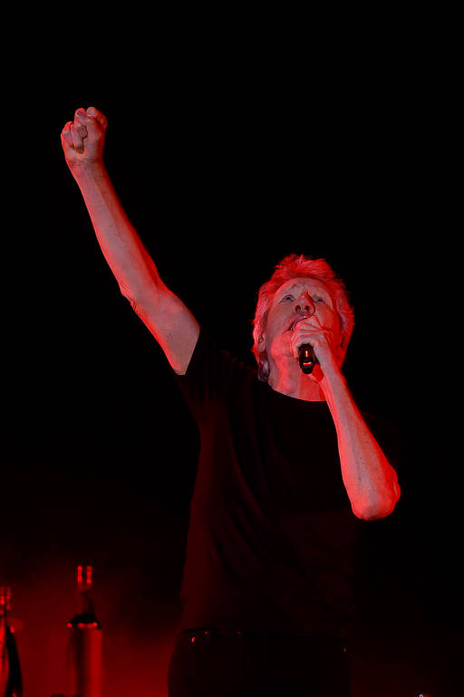 File:Roger Waters no Estádio Mané Garrincha, Brasília, Brasil