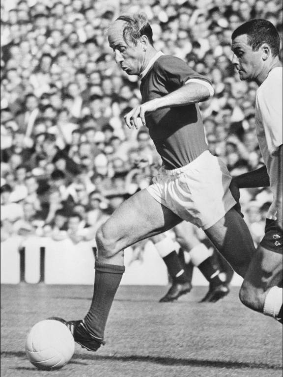 Em imagem em preto e branco, o inglês Bobby Charlton conduz a bola em partida em Londres em dezembro de 1969