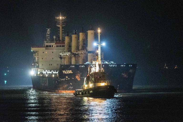 Navio-cargueiro é rebocado após colisão no Mar do Norte; veja fotos de hoje