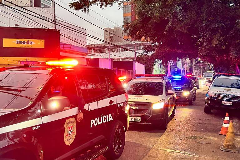Viaturas da Polícia Civil em rua de São Paulo