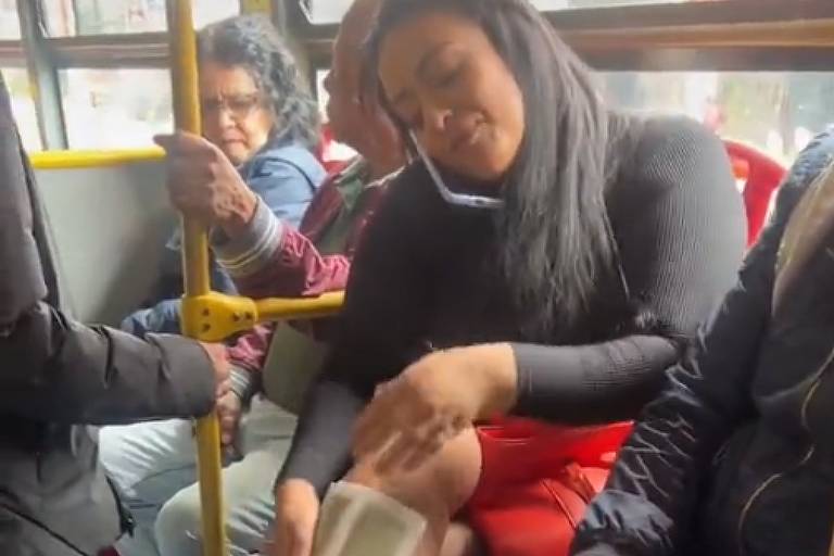 Mulher viraliza ao depilar as pernas com cera dentro de ônibus