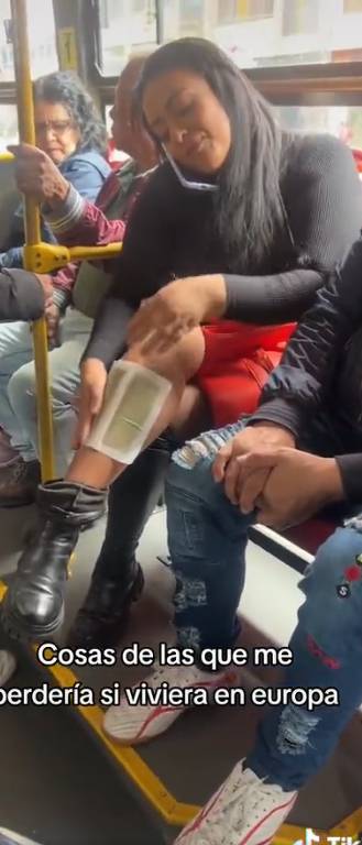 Mulher depila as pernas em ônibus