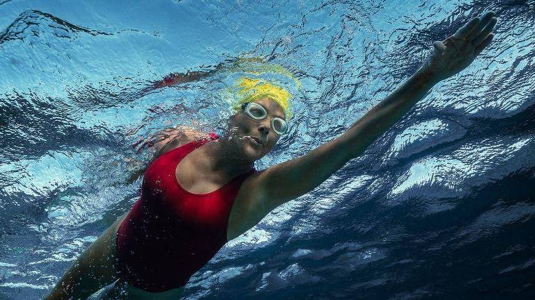 Annette Bening interpreta a nadadora Diana Nyad na adaptação da Netflix