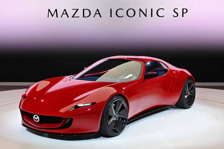O esportivo Iconic SP é exposto pela Mazda no estande no Salão do Automóvel de Tóquio