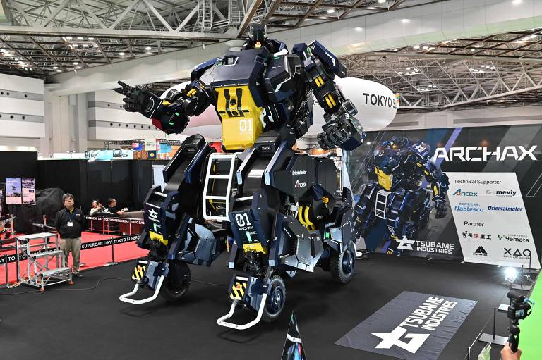 Archax é um robô que vira veículo e é exibido pela Tsubame Industries em seu estande no evento