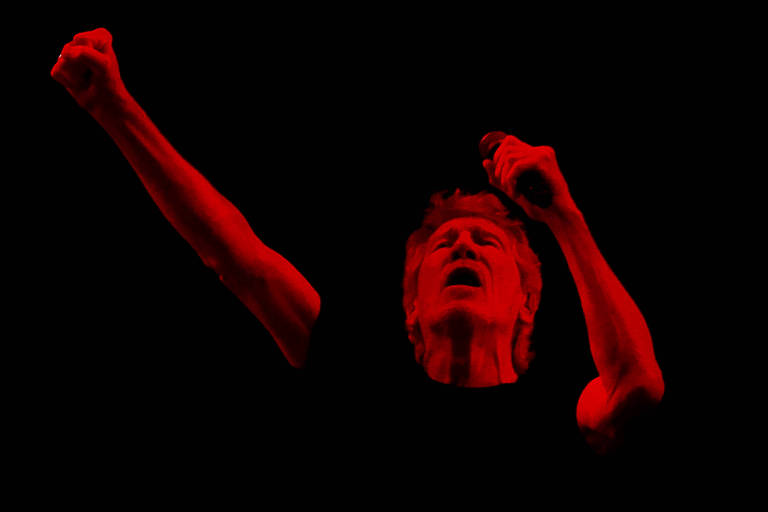 O cantor britânico Roger Waters durante show da turnê This is Not a Drill, em Brasília
