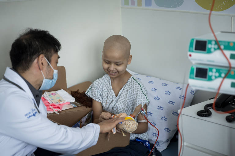 Hospital em SP usa bonecos para explicar procedimentos a crianças com câncer