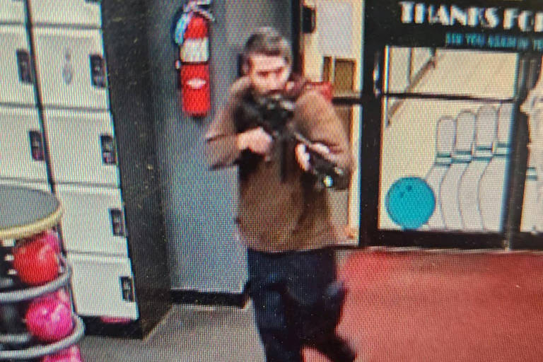 Imagem de câmera de segurança de um boliche mostra atirador suspeito em Lewiston, em Maine, nos Estados Unidos