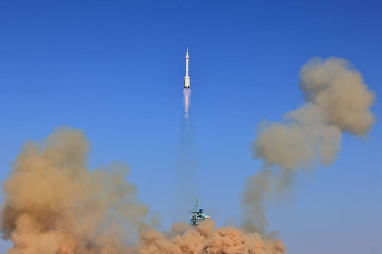 Homenagem a reféns em Jerusalém e China lança foguete rumo a estação espacial; veja fotos de hoje